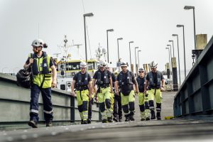 Die Techniker von Omexom Offshore auf der dem Weg zum CTV im Hafen Borkum.