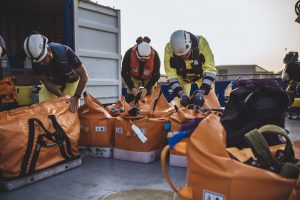 Auf dem Bild sind die Techniker des 2. Level Supports von Omexom Offshore zu sehen.