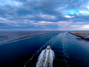 Das CTV verlässt mit den Service Technikern von Omexom Offshore den Service Hub auf Borkum.