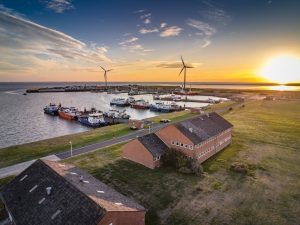 Sonnenuntergang über dem Offshore Service Hub in Borkum von Omexom Offshore.